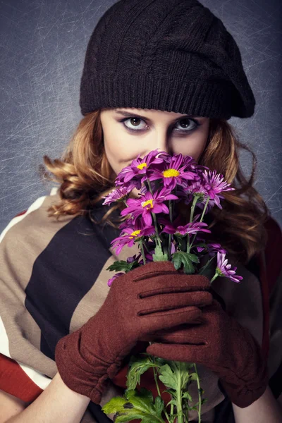 Stil flicka med blommor och bokeh i bakgrunden. — Stockfoto