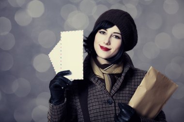 posta ile genç postacı kız. Fotoğraf eski renk tarzı Böke