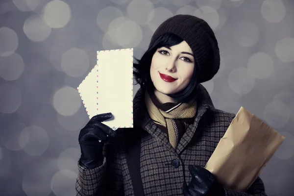 Mladý pošťák dívka s poštou. Foto ve starém stylu barva s boke — Stock fotografie