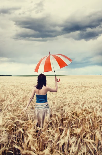 Menina com guarda-chuva no campo . — Fotografia de Stock