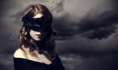 Enchantress, fırtına gökyüzü arka plan.