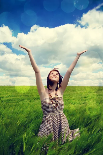 Hermosa joven irl en el campo verde —  Fotos de Stock