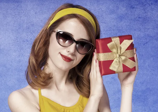 Amerikan Kızıl saçlı kız hediye ile güneş gözlüğü. — Stok fotoğraf