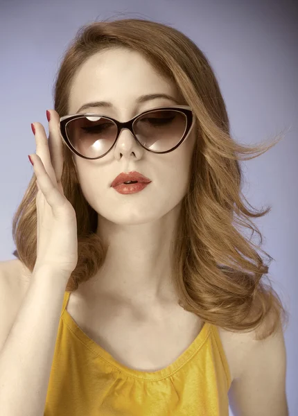Americká rusovláska dívka sluneční brýle. Foto v šedesátých letech stylu. — Stock fotografie