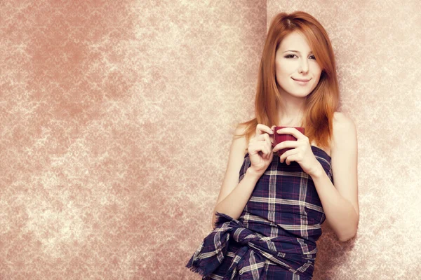 Menina ruiva bonita perto da parede . — Fotografia de Stock