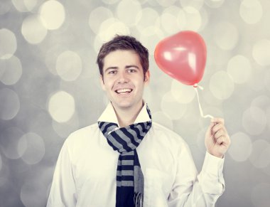 kalp balon ile güzel bir adam. Aziz valentine