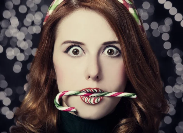 Belle donne sorprese con caramelle di Natale . — Foto Stock