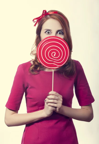 Roodharige meisje met lolly. foto in retro stijl. — Stockfoto