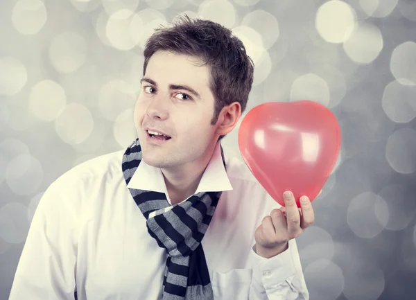 Kalp balon ile güzel bir adam. Aziz valentine — Stok fotoğraf