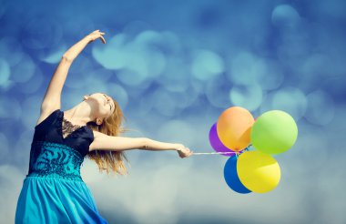 Kızıl saçlı kız renk balonlar ile