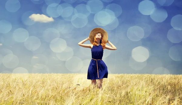 Menina ruiva no campo de trigo primavera . — Fotografia de Stock