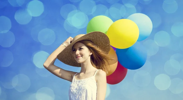 Ragazza rossa con palloncini di colore — Foto Stock