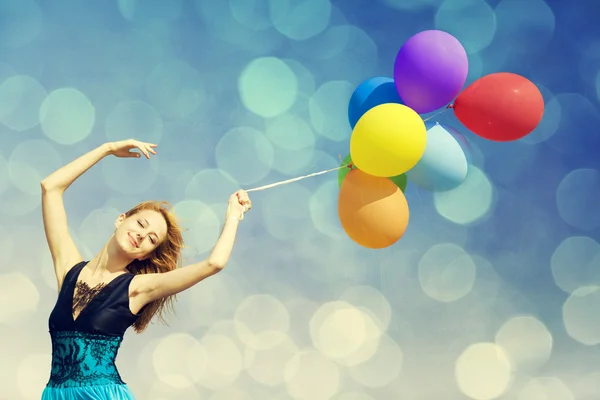 Rusovláska dívka s barevné balónky — Stock fotografie