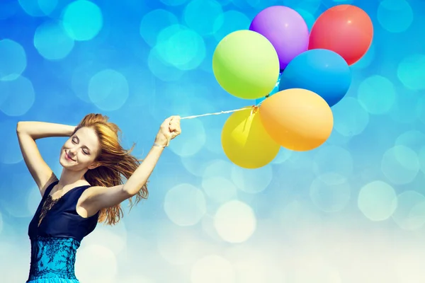 Rothaarige Mädchen mit bunten Luftballons — Stockfoto