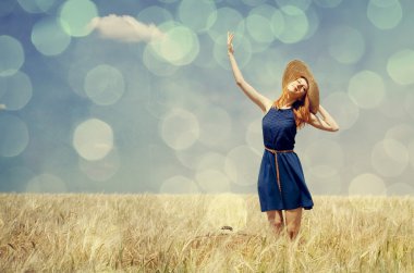 yaz günü buğday alanında, Kızıl saçlı kız.