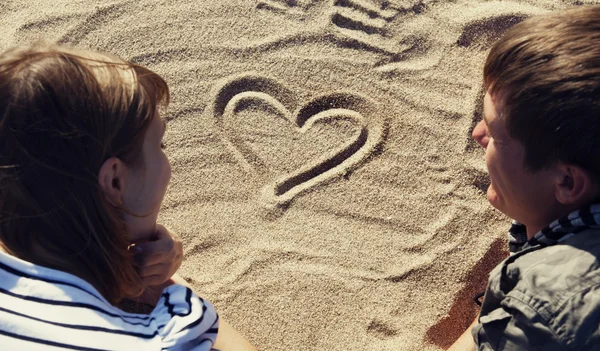 Drawing heart at sand. — Stockfoto