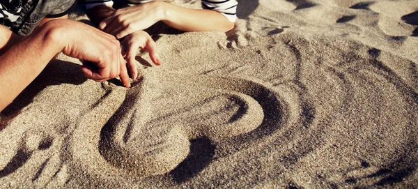 Ritning hjärtat på sand. — Stockfoto