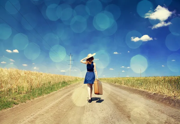 Yalnız kız çanta köy yolunda.