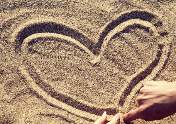 Ritning hjärtat på sand. — Stockfoto