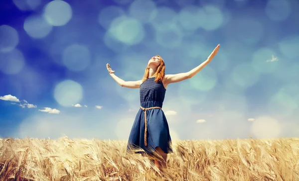 Ragazza rossa a campo di grano in giorno estivo . — Foto Stock