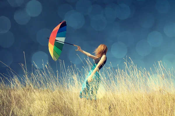 Kızıl saçlı kız, açık şemsiye ile.