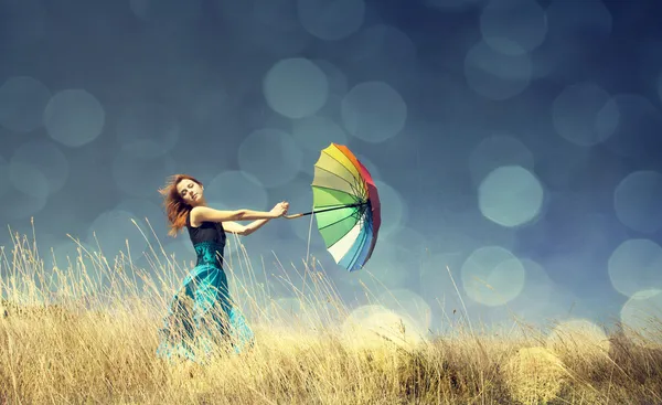 Kızıl saçlı kız, açık şemsiye ile.