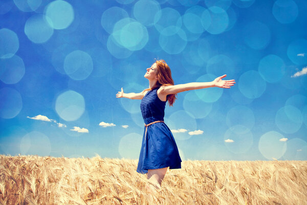 Рыжая девушка на пшеничном поле в летний день
.