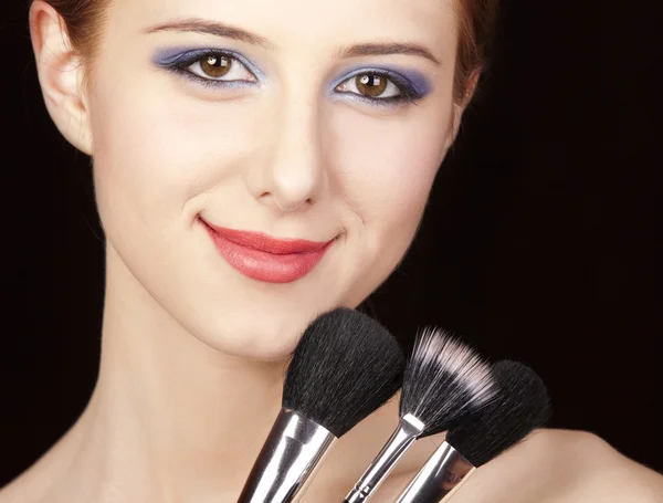 Portrait de belle rousse fille avec style maquillage et brosse . — Photo