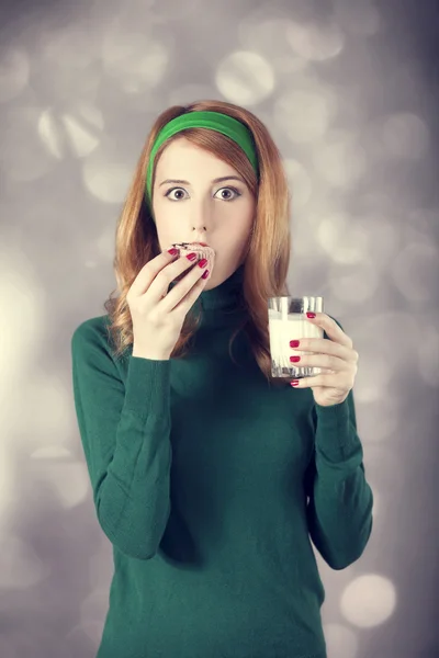 Amerikaanse roodharige meisje met melk en taart. foto in 60s stijl — Stockfoto