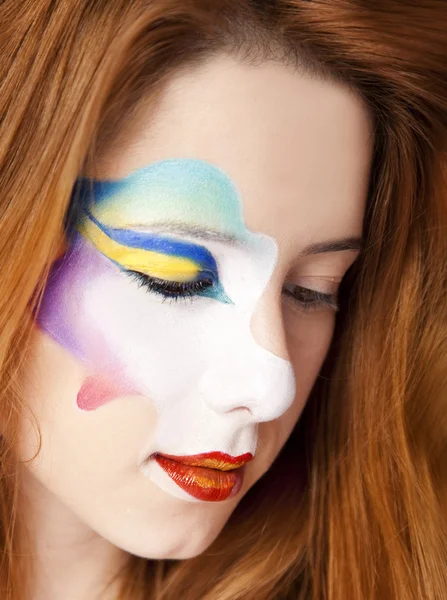 Mooi roodharig meisje met make-up. — Stockfoto