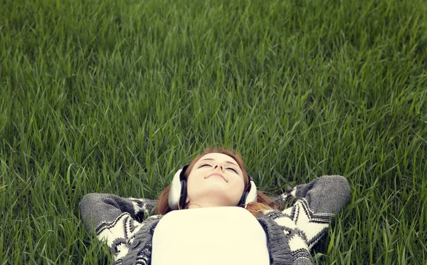 Jeune avec casque couché à l'herbe verte . — Photo