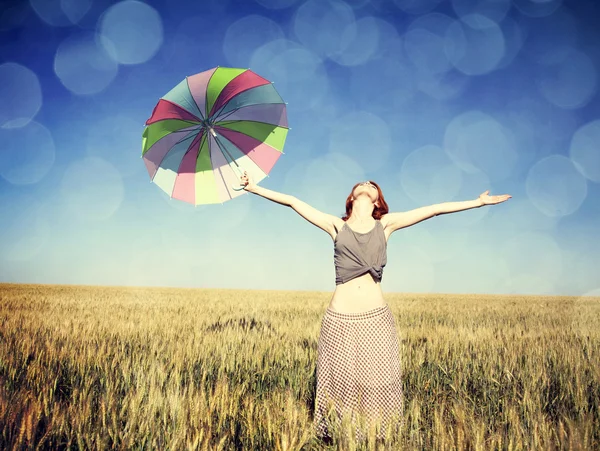 Ragazza con ombrello sul campo — Foto Stock