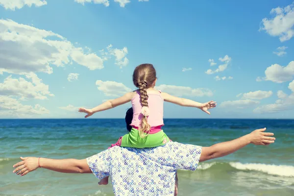 Father and daughter at outdoor. — Stock Photo, Image