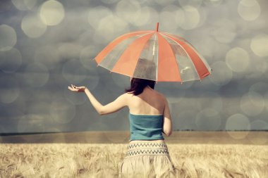 şemsiye ile buğday alan kız.