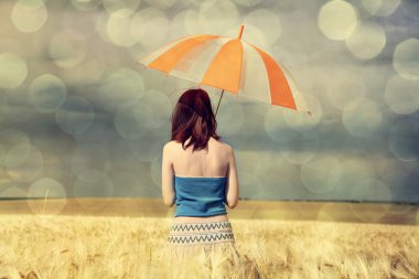 şemsiye ile buğday alan kız.