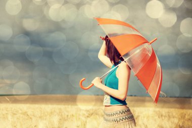 şemsiye ile buğday alan kız.