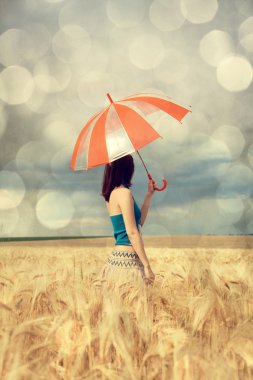 şemsiye ile buğday alan kız.