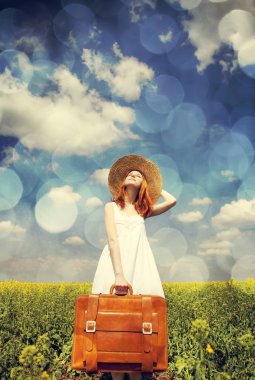 Kızıl saçlı enchantress çanta bahar kolza Field.