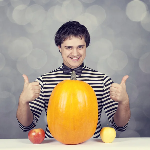 Funny men with two apples and one pumpkin. — Stock Photo, Image