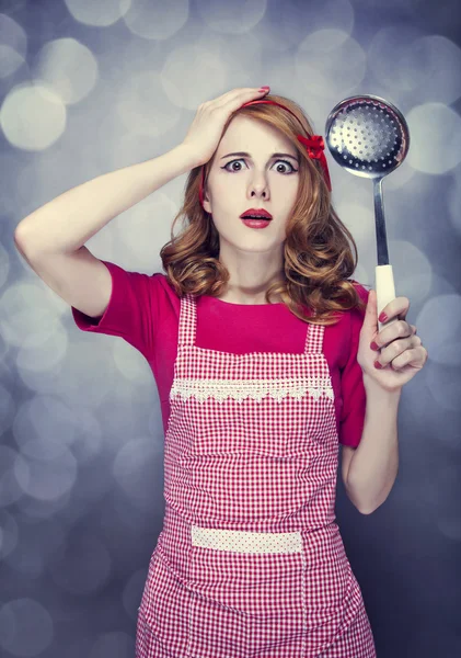 Dona de casa ruiva com concha de sopa — Fotografia de Stock