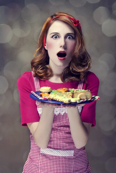 Rödhåriga kvinnor med cookies — Stockfoto