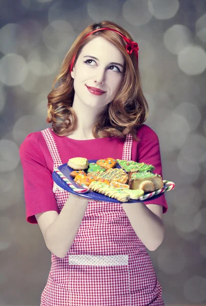 Rouquine femmes avec des cookies — Photo