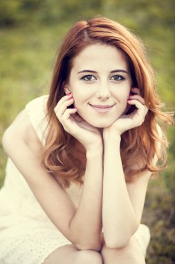 Kızıl saçlı kıza Köyü açık yeşil çimen.