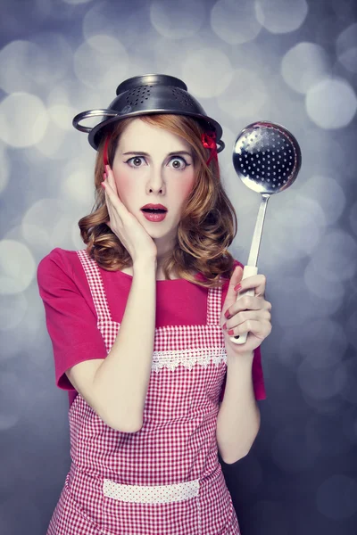 Redhead huisvrouw met soep pollepel — Stockfoto