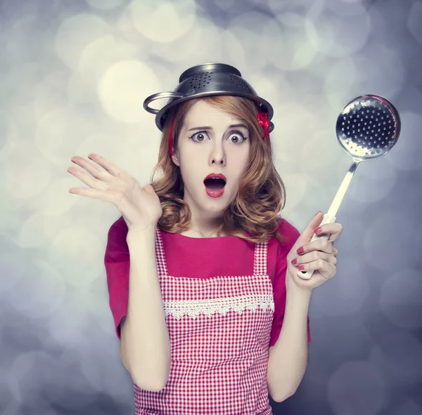 Redhead huisvrouw met soep pollepel — Stockfoto