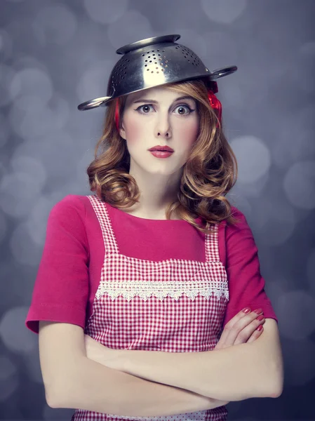 Rousse femme au foyer avec passoire sur la tête — Photo