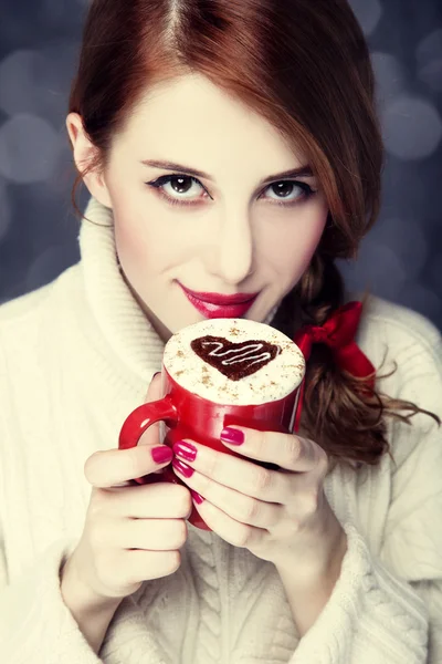 Roodharige meisje met koffie. St. Valentijn — Stockfoto