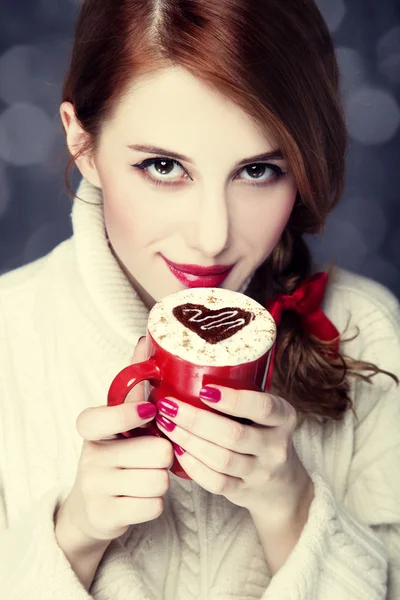 Rödhårig tjej med kaffe. St Alla hjärtans dag — Stockfoto