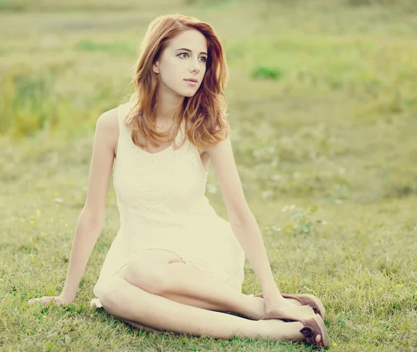 村の屋外の緑の芝生で赤毛の女の子. — ストック写真