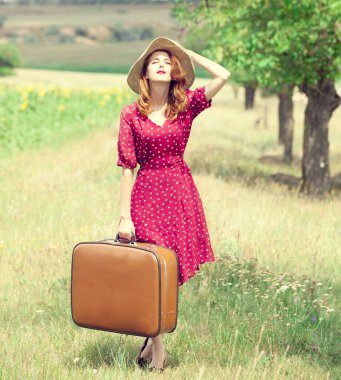 Kızıl saçlı kız çanta, açık.